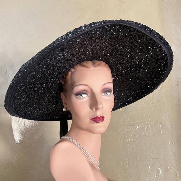 SPLENDID 1950s\' BLACK STRAW CARWHEET HAT + WHITE FABRIC ROSE & OSTRICH FEATHER